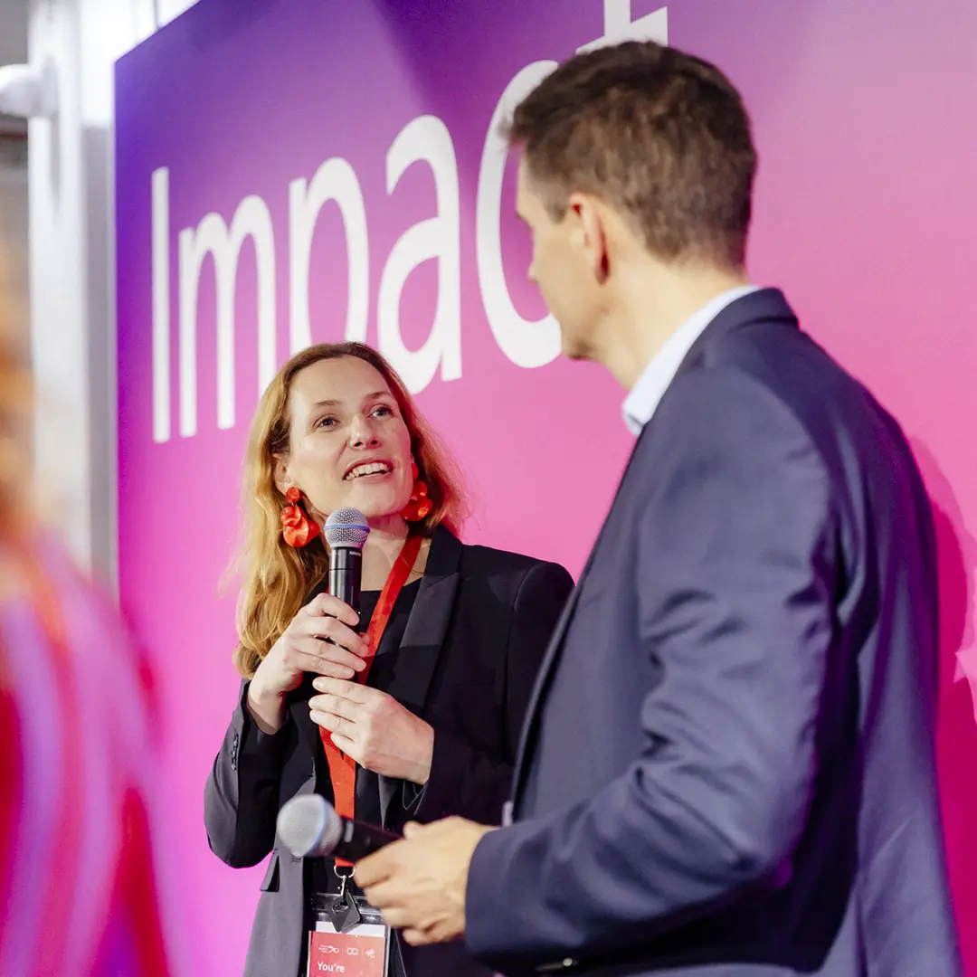 World of Quantum und AFQC 2025 - General Manager der Munich Quantum Valley Julia Rucha mit Mikrofon im Interview