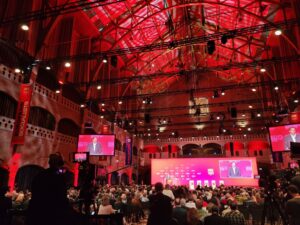 PES Kongress 2025 in Amsterdam Blick auf die Bühne